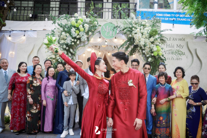 Xuyên suốt quá trình diễn ra các buổi lễ trong ngày trọng đại, Đoàn Văn Hậu đều nắm chặt tay Doãn Hải My không rời (Ảnh: Linh Lê Chí)