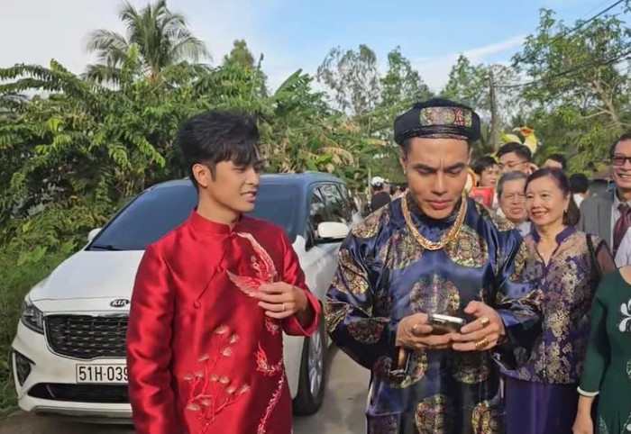 Đảm nhận vai trò MC trong lễ cưới, với tính cách vui vẻ, hài hước nam diễn viên tạo ra bầu không khí vui vẻ, tràn ngập tiếng cười. 