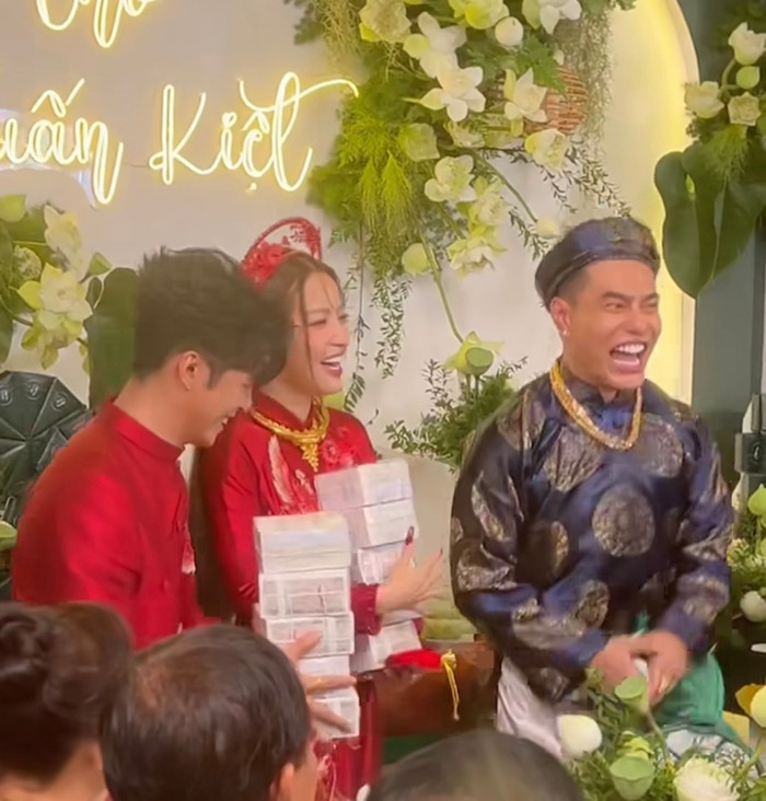 Lê Dương Bảo Lâm đăng tải đoạn clip tiết lộ số tiền 'khủng' mừng cưới Puka - Gin Tuấn Kiệt.