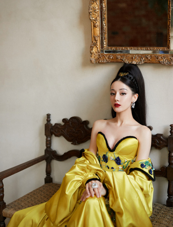 Địch Lệ Nhiệt Ba bị chê 'dừ' với lớp trang điểm đậm, được khuyến khích nên đổi sang phong cách tự nhiên.