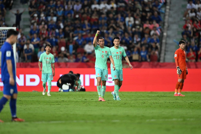 Trung Quốc ngược dòng hạ Thái Lan 2-1 ngay tại sân khách.