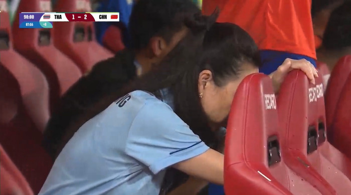 Nữ tỷ phú Madam Pang ngồi gục người trên khu kỹ thuật dù trận đấu giữa Thái Lan và Trung Quốc chưa kết thúc.