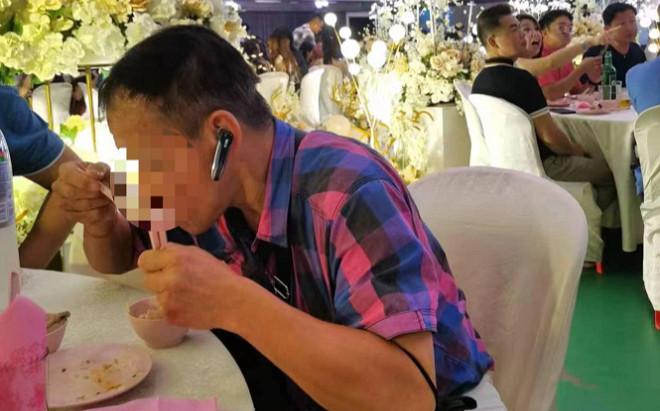 Cô dâu ức phát khóc vì nhóm khách lạ 'ăn chực' trong tiệc cưới, dân mạng phát hiện điều bất ngờ Ảnh 2