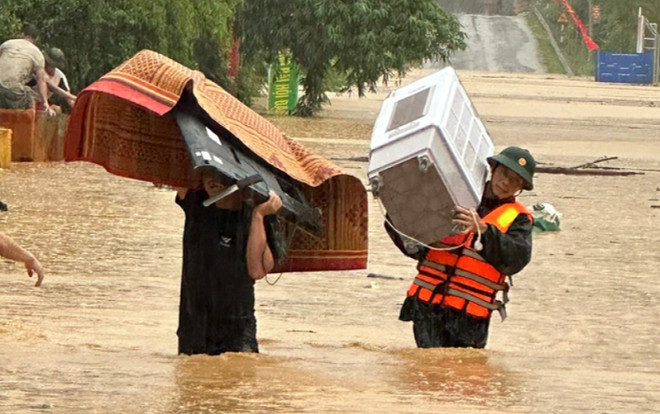 Thừa Thiên Huế mưa lũ bất thường lên mức kỷ lục trong 10 năm qua, bao giờ mới hết mưa? Ảnh 2
