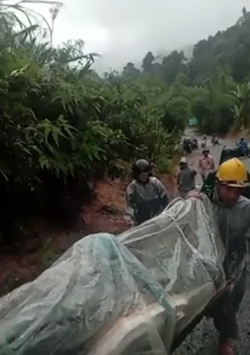 Quảng Nam trong mưa lũ: Người phụ nữ ngã gãy xương đùi và hành động ấm lòng của hàng chục người dân Ảnh 2