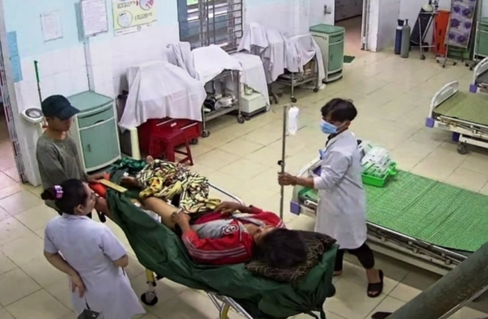 Bà Nết được đưa đến cấp cứu, điều trị tại Trung tâm Y tế huyện Nam Trà My. (Ảnh: VOV)&nbsp;
