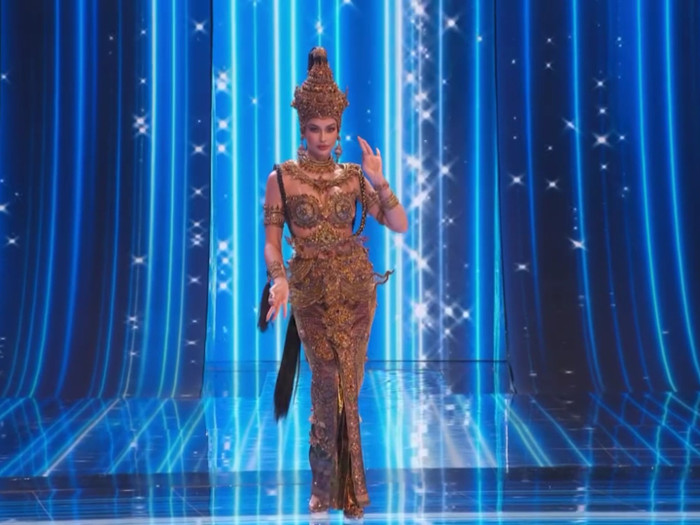 Loạt phụ kiện trang sức cùng các chuỗi dây đeo được đội ngũ thiết kế đặc biệt chuẩn bị cho mỹ nhân Thái Lan chinh chiến ở đấu trường quốc tế.