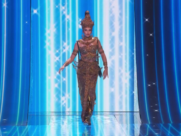 Anntonia cất bước đầy uyển chuyển trong bộ trang phục dân tộc “Goddess of Ayothaya” (Vị thần của Vương quốc Ayothaya) nhuộm ngập ánh kim bắt mắt.  