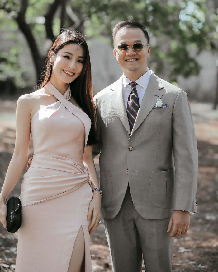 Trong một lần tâm sự với giới truyền thông, Diễm My 9x từng cho biết nhờ bạn trai cô ngày càng trở nên tích cực, vui vẻ hơn bao giờ hết. Kể từ khi công bố thông tin chuẩn bị kết hôn cho đến nay, nữ diễn viên đã nhận về nhiều lời chúc mừng từ bạn bè, đồng nghiệp và khán giả