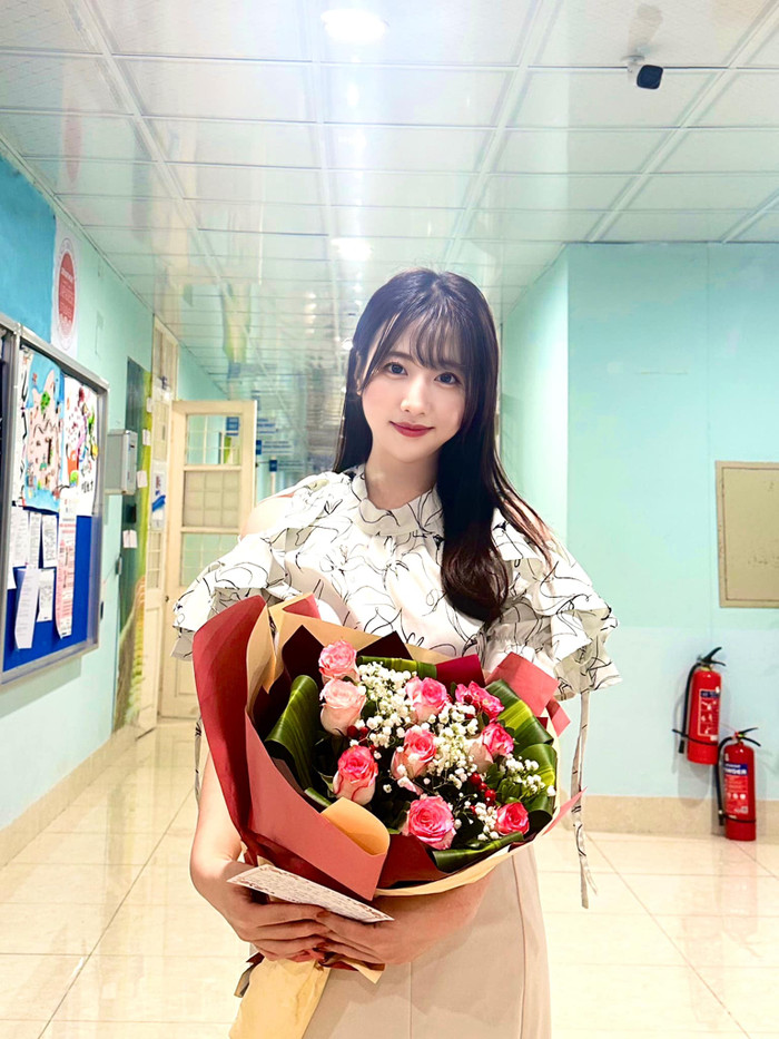 Dù còn trẻ tuổi nhưng đã được đứng trong hàng ngũ nhà giáo để làm nhiệm vụ 'trồng người' khiến Sao Mai vô cùng vinh dự và tự hào