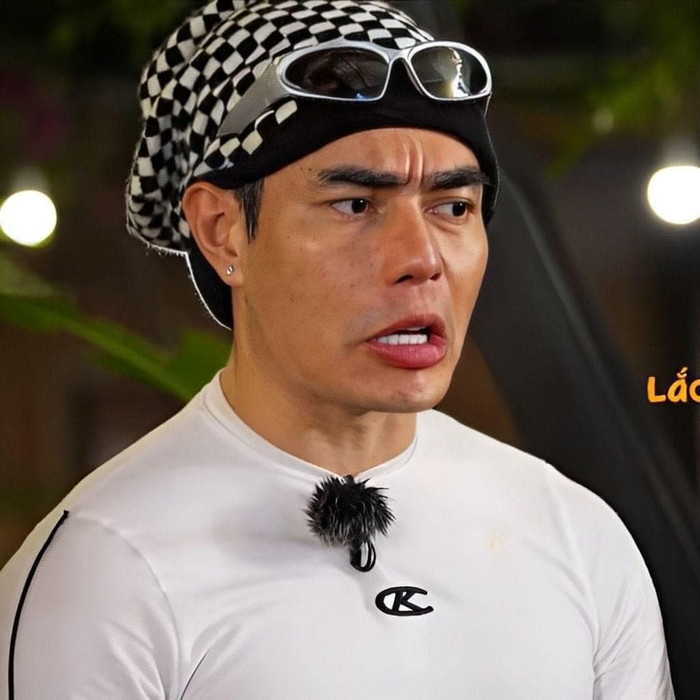 Mỗi lần xuất hiện, anh khiến khán giả cười lăn lộn bởi những màn quăng miếng hài hước.