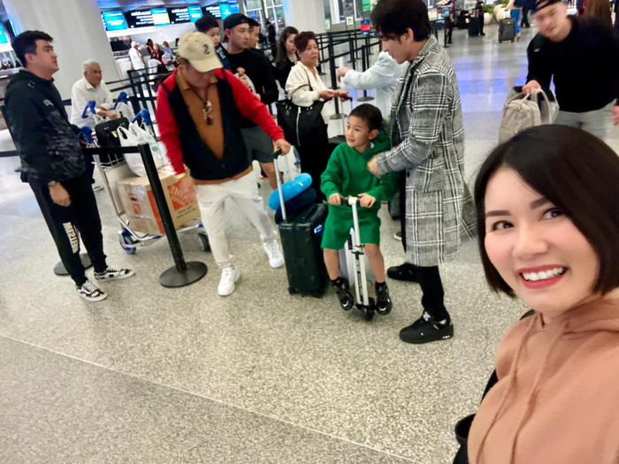 Doanh nhân Thủy Tiên vui vẻ ghi lại những khoảnh khắc Đan Trường chơi đùa với quý tử