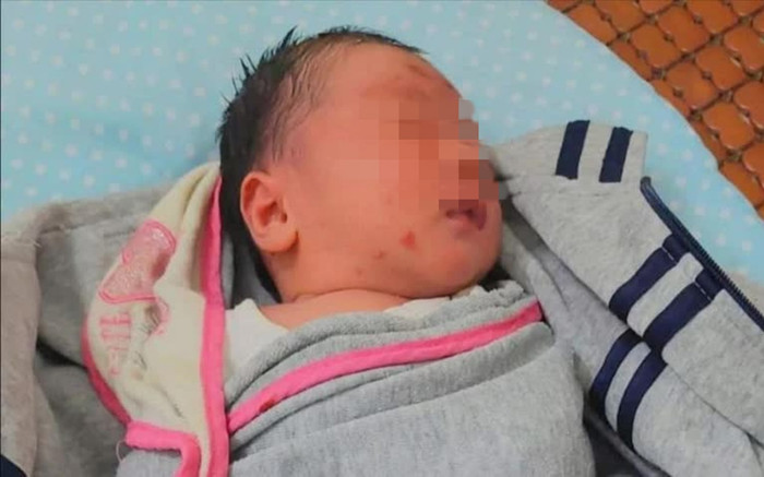 Đồng Nai: Bé trai sơ sinh chưa cắt dây rốn bị bỏ rơi ở cổng chùa Ảnh 2