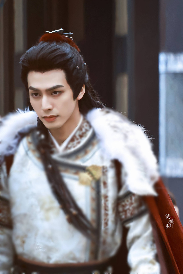 Trước đó, tạo hình Tống Uy Long ở Tương Tư Lệnh, hợp tác cùng Angelababy cũng gây sốt cộng đồng mạng suốt một thời gian. Nhận định trước kia của khán giả về một Tống Uy Long không hợp đóng cổ trang đã vơi đi tương đối. 