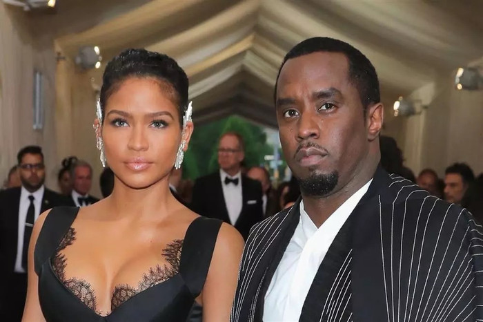 Cassie cũng cáo buộc rằng Sean Combs thường xuyên ở trong trạng thái tức giận và không kiểm soát được, dẫn đến việc anh ta đánh đập cô trước mặt nhân viên. 