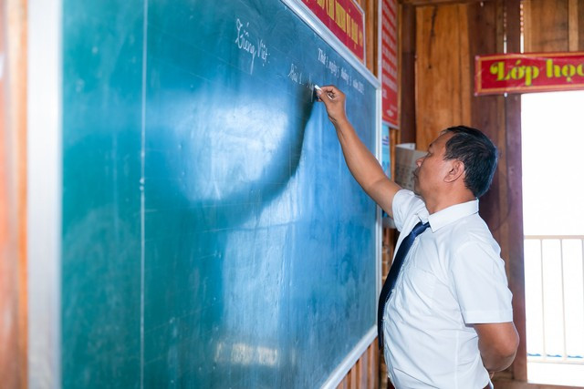 Thầy Lê Tất Thắng - Hiệu trường trường Tiểu học Tri Lễ 4 cho biết, quá trình vận động gọi học sinh trở về trường gặp nhiều khó khăn bởi các cháu thường theo bố mẹ lên nương, rẫy có lúc cả tháng, nên phải cử giáo viên đến tận nơi vận động. 'Đến nay, học sinh các điểm trường đều tương đối đầy đủ. Dù còn bộn bề khó khăn nhưng các thầy giáo động viên nhau cố gắng dạy dỗ, chăm sóc chu đáo để các em không bị thiệt thòi so với các bạn trường khác', thầy Thắng chia sẻ.