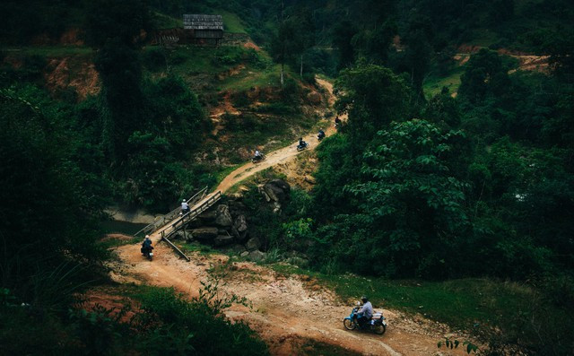 Trường Tiểu học Tri Lễ 4 (Quế Phong, Nghệ An) không có giáo viên nữ, chỉ có 28 thầy giáo cắm bản, chia nhau dạy học sinh. Từ khi thành lập cho đến nay hơn 40 năm, trường Tiểu học Tri Lễ 4 chưa được đón nhận giáo viên nữ về công tác. Để đến với điểm trường, các thầy giáo phải vượt quãng đường hơn 40 km, trong đó chỉ hơn 10 km đường nhựa, còn lại đường đất lầy lội, trời mưa xuống là nhão nhoét.