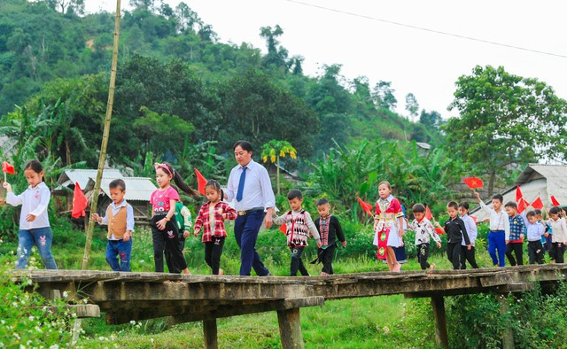 Thầy Thò Bá Sinh, Phó Hiệu trưởng nhà trường đã có thâm niên 33 năm cắm bản cùng học sinh chia sẻ: 'Khoảng 5 - 6 năm nay các thầy mới đi được xe máy vào trường, trước đó phải đi bộ, men theo con đường mòn của người dân. Có đoạn bùn đất ken cứng vào bánh xe không đi nổi. Lúc nắng lên, đất bùn khô tạo thành rãnh giữa đường. Khi đó, tay lái phải thật khéo để bánh xe không bị trật xuống'.
