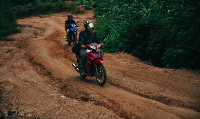 Ngôi trường đứng chân trên đỉnh núi Phà Cà Tủn có toàn bộ học sinh đều là dân tộc Mông, điều kiện kinh tế hết sức khó khăn. Với tâm huyết của các thầy giáo, những năm gần đây không còn tình trạng trẻ bước vào tuổi đi học không được đến trường, cũng không có học sinh nghỉ học giữa chừng.
