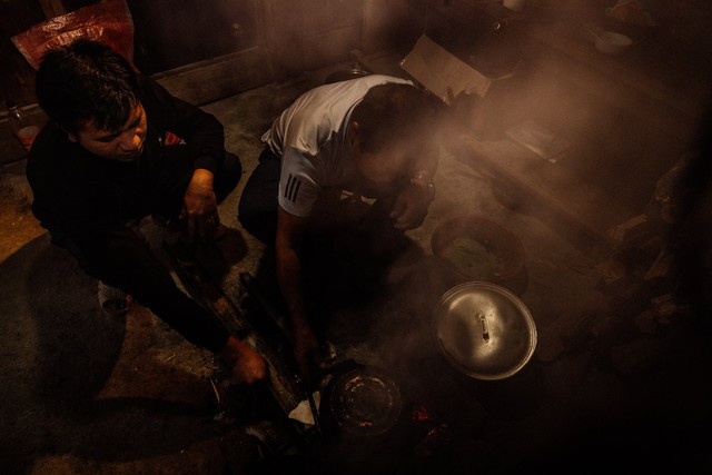 Cuộc sống nơi đây hoàn toàn tự cấp tự túc, góc bếp ăn khi mưa xuống dột tứ tung, không nấu được cơm. Để duy trì thức ăn cho cả tuần, các thầy mua sắm từ ngoài huyện. Đầu tuần có thức ăn tươi, nhưng cuối tuần thường chỉ ăn đồ khô. Những lúc mưa không dứt, các thầy giáo trẻ phải ở lại trường, họ chia nhau đi hái rau, măng, bắt cá dưới khe, lấy hoa chuối rừng làm thức ăn.