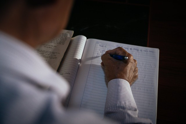 Vượt lên cuộc sống khó khăn, vất vả, các thầy giáo ngày đêm miệt mài đưa con chữ đến với học sinh nơi đây.