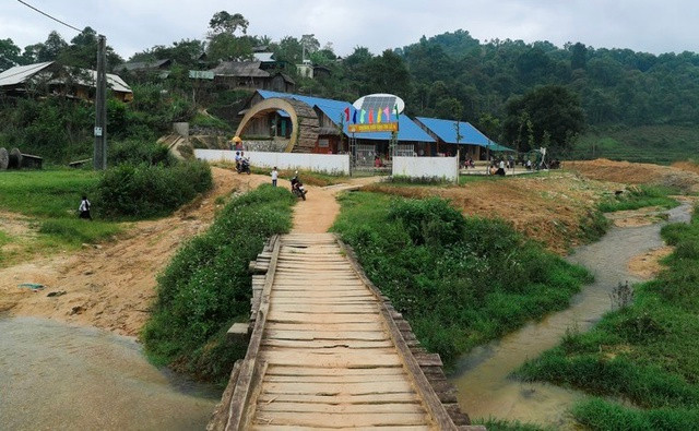 Trường có điểm chính tại bản Mường Lống và 3 điểm lẻ tại các bản Huồi Mới, Nậm Tột, Huồi Xái, đều là nơi sinh sống của của bà con người Mông. Đây là một trong những trường vùng biên giới xa xôi, khó khăn nhất của huyện Quế Phong và cả tỉnh Nghệ An. Ở đây hội tủ đủ điều kiện '5 không' gồm: không điện lưới; không sóng liên lạc; không chợ; không trạm y tế và không giao thông thuận lợi.