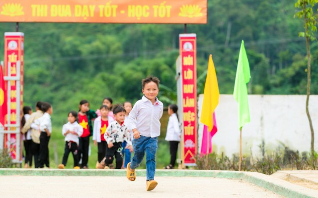 Ông Thò Bá Bì, Trưởng bản Nậm Tột cho hay, bản nằm ở vùng sâu, khó khăn biệt lập nên đời sống bà con dân bản còn vất vả, nhiều hộ nghèo. Điều kiện chăm lo cho con em đi học cũng thiếu thốn, thiệt thòi.Tuy nhiên, bây giờ nhận thức của bà con đã tiến bộ hơn, không còn tình trạng cho trẻ con bỏ học ở nhà. Tỷ lệ huy động trẻ các độ tuổi đến trường đều đảm bảo đầy đủ.