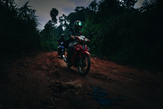 Đặc biệt, với những điểm trường như Nậm Tột, đường vào hết sức khó khăn, từ trung tâm huyện, các thầy cô giáo phải đi hơn 3 giờ đồng hồ nếu trời đẹp mới đến được điểm trường này. Còn trời mưa, các điểm trường hầu như bị cô lập với bên ngoài vì đường trơn trượt, sạt lở đất. Vượt qua cung đường này, các thầy phải đi xe máy, ủng cao su, áo mưa là đồ bảo hộ không thể thiếu. Dù khó khăn, xa xôi nhưng tại các điểm trường luôn giữ nề nếp học tập, sinh hoạt.