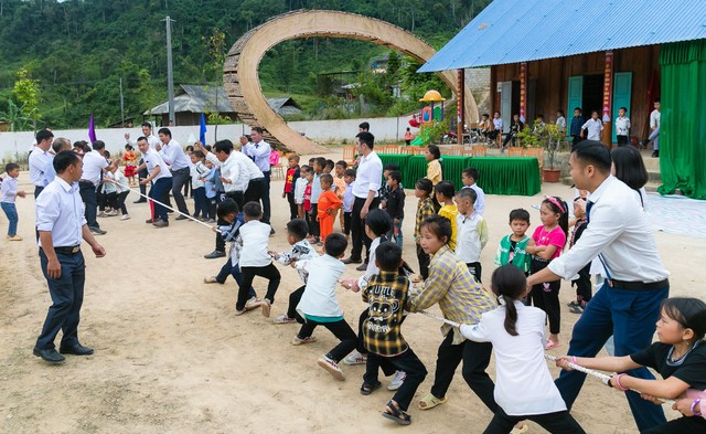 Trước đây, trẻ nơi đây ít đến lớp, hầu như không có học sinh học lên các bậc cao đẳng, đại học. Đến nay, xã có nhiều em bước chân vào các trường đại học trên cả nước. Nhiều con em học xong tình nguyện xin trở về quê hương cùng thầy giáo ngày xưa cắm bản, gieo chữ.