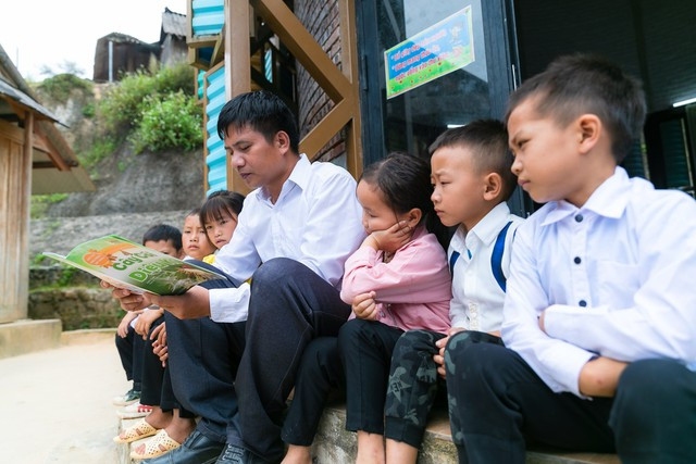 Các thầy giáo vừa là người thầy, người cha và là người bạn của các em học sinh nơi đây. Các thầy giáo không chỉ dạy chữ mà còn gieo niềm tin, tình yêu và truyền cảm hứng cho các thế hệ học trò vùng khó. Những nét chữ của các em học sinh viết ra là công sức, mồ hôi và nước mắt của các giáo viên nơi đây.