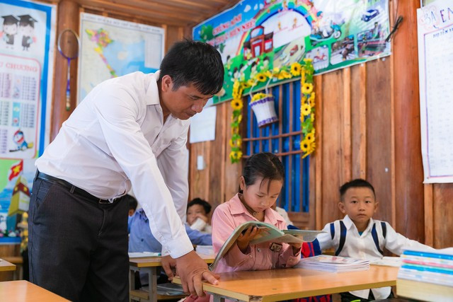 'Việc công tác ở địa bàn khó khăn ai ai cũng biết, đặc biệt là những ngày mưa. Nhưng khi được nhìn thấy sự trưởng thành của các em học sinh khiến chúng tôi hạnh phúc mà quên đi những khó khăn và mệt nhọc', thầy Thò Bá Sinh nói.