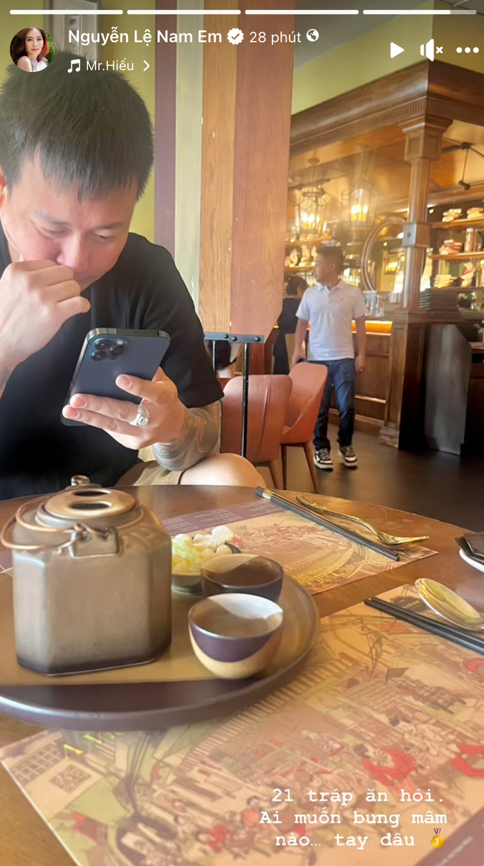 Nam Em không ngần ngại công khai hình ảnh của bạn trai trên trang cá nhân và ẩn ý sẽ tổ chức lễ ăn hỏi. 