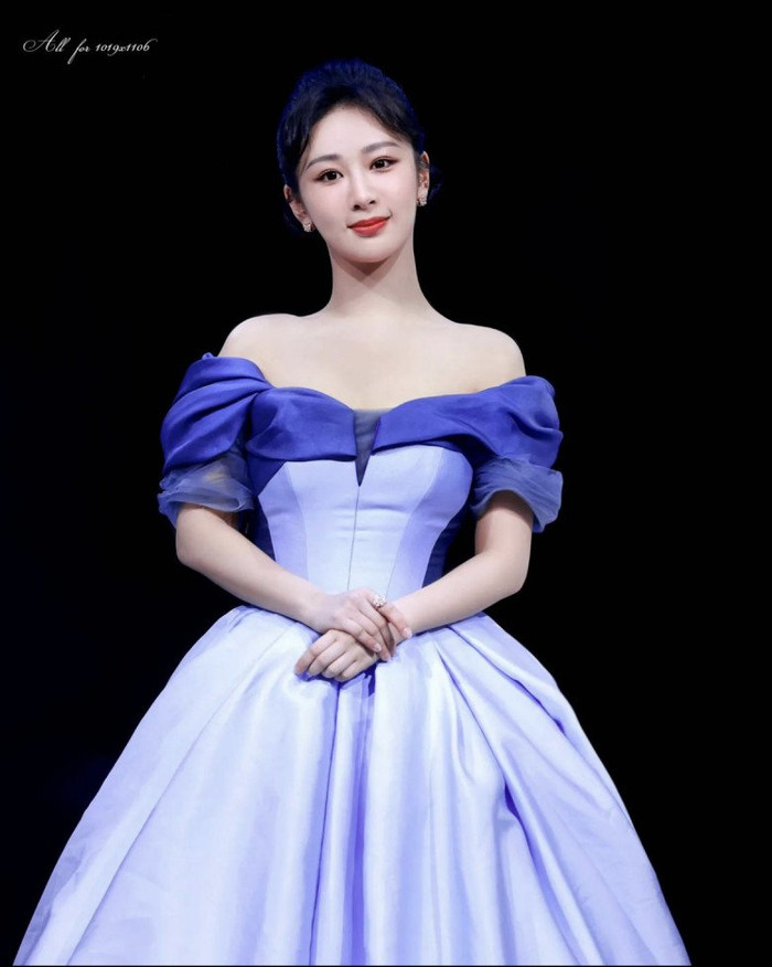 Dương Tử được ví như Bạch Tuyết với chiếc váy xanh cúp ngực. 