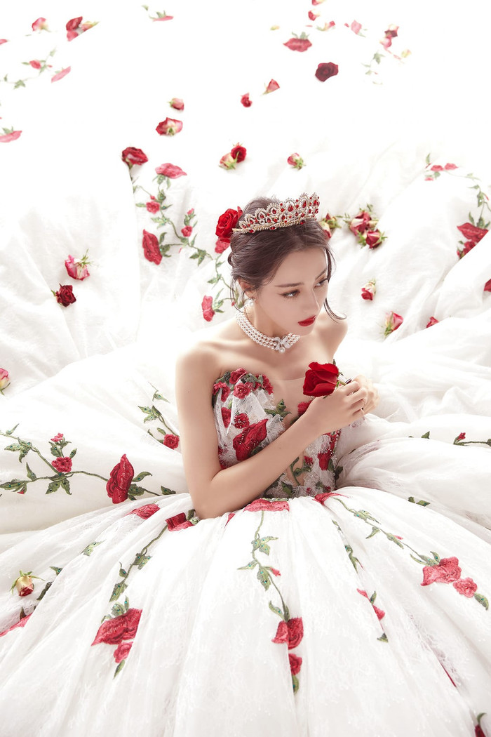 Chiếc váy hoa hồng với phần tùng váy khổng lồ là trang phục ấn tượng nhất trong sự nghiệp Nhiệt Ba. 