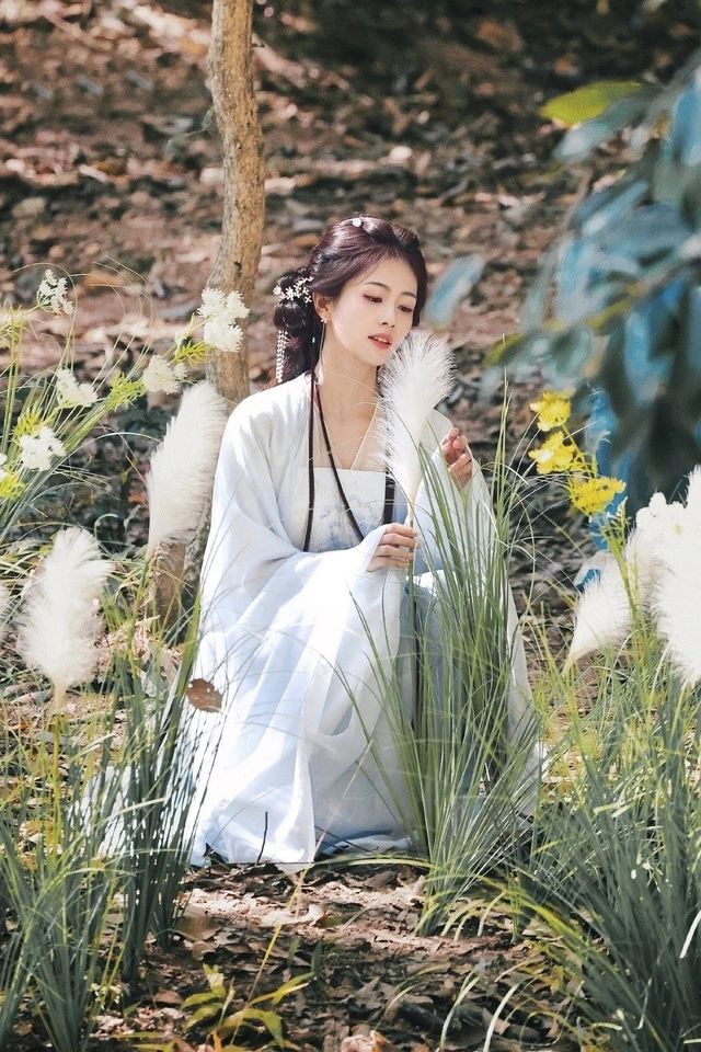 Hình ảnh mới nhất của Bạch Lộc trong Bạch Nguyệt Phạn Tinh. Phim đã bắt đầu bấm máy và kéo dài thời gian quay đến năm sau.&nbsp;