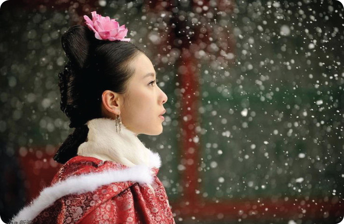Hình ảnh Lưu Thi Thi buồn rầu ngắm tuyết rơi là một trong những phân cảnh huyền thoại của lịch sử phim Hoa ngữ.