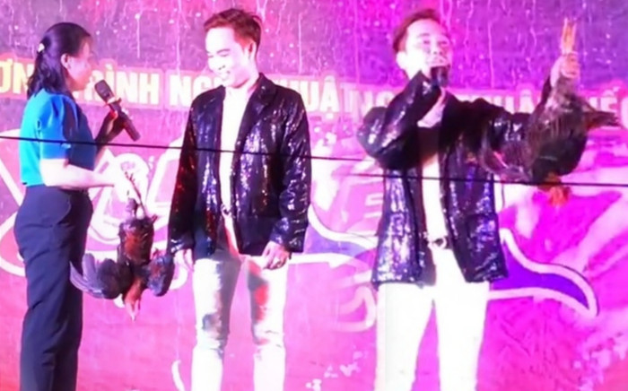 Chuyện lạ có thật: Nam ca sĩ đang hát, một khán giả vác nguyên con gà lên sân khấu làm quà tặng Ảnh 2