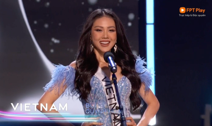 Người đẹp hô vang hai chữ Việt Nam có phần hồi hộp nên cô bị khựng lại trong phút chốc. Tuy nhiên, câu từ được Bùi Quỳnh Hoa nhấn nhá rõ ràng, nội lực. Người đẹp cũng thể hiện rõ sự quyết tâm tranh vương miện ở ngày cuối hành trình. 