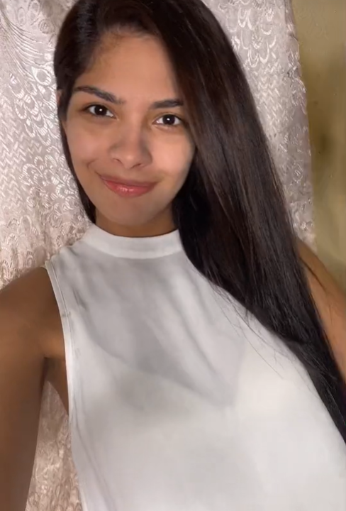 Chân dài 23 tuổi khi để tóc dài trông vô cùng dịu dàng, nữ tính.