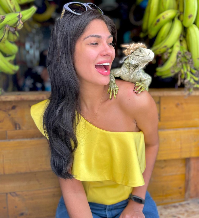 Chỉ cần thêm ít son, nàng hậu đã trở nên nổi bật.