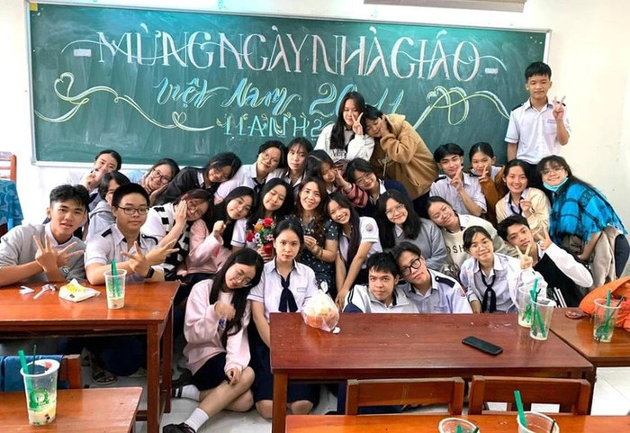 Cô giáo và các bạn học sinh trường THPT Chuyên Lương Văn Chánh chụp ảnh kỷ niệm nhân dịp Ngày Nhà giáo Việt Nam 20/11
