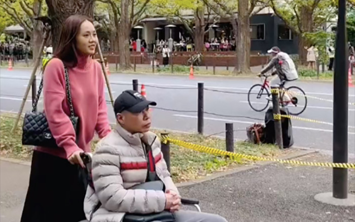 Vợ NSND Công Lý lên tiếng giải đáp thắc mắc việc chồng phải sử dụng xe lăn Ảnh 2