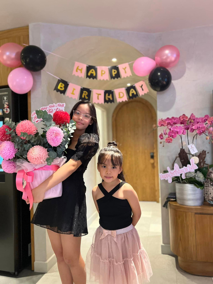 Phạm Quỳnh Anh tổ chức buổi sinh nhật nhẹ nhàng, ấm cúng cho Tuệ Lâm tuổi 11. 