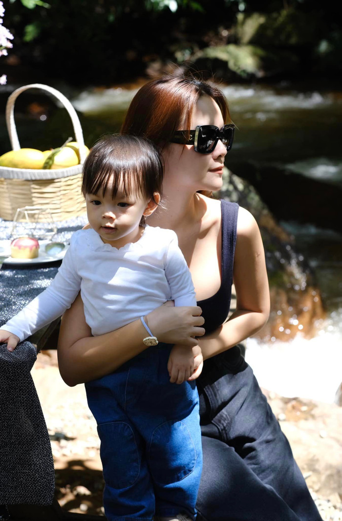 Với Phạm Quỳnh Anh, không chỉ là một người mẹ mà cô còn là người bạn lắng nghe tâm sự của các con. 