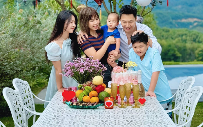 Vợ chồng Mạnh Trường kỉ niệm 15 năm kết hôn tại biệt thự view núi, giá trị khủng Ảnh 2