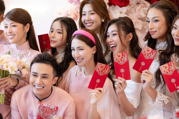 Visual tươi trẻ, tràn đầy sức sống của Hòa Minzy không hề thua kém với dàn bê tráp