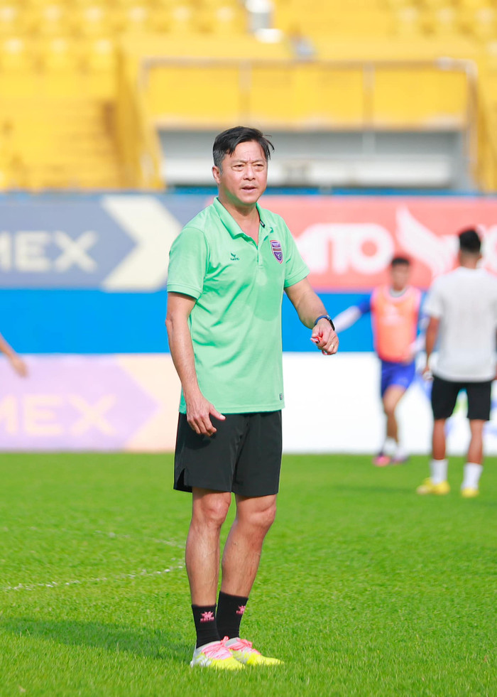 HLV Lê Huỳnh Đức phải đau đầu vì hàng thủ không còn trung vệ 'xịn' do Almeida Santos Janclesio bị phạt nguội 2 trận. Ảnh: CLB Bình Dương