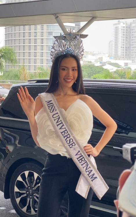 Bùi Quỳnh Hoa đội vương miện 'khủng' tại sân bay để lên đường chinh chiến Miss Universe 2023.