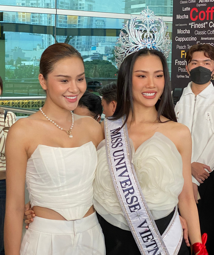 Bạn bè thân thiết đã có mặt để động viên tinh thần người đẹp sinh năm 1998. 