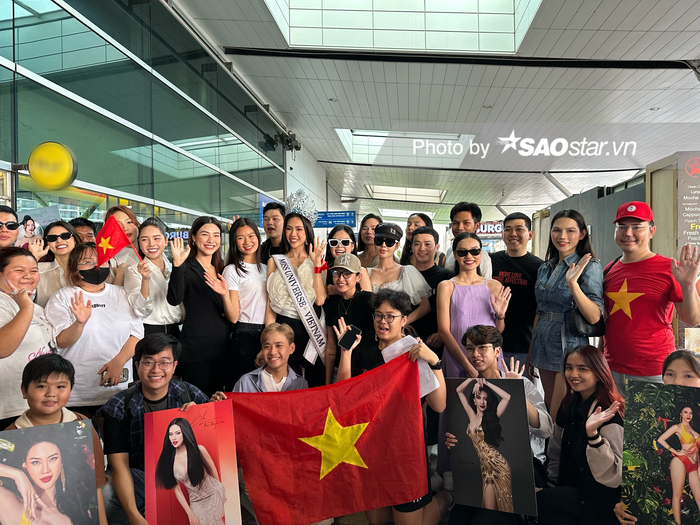 Bạn bè thân thiết cùng các huấn luyện viên của Bùi Quỳnh Hoa cũng có mặt để chúc mừng cho người đẹp. Vài người hâm mộ cũng đem theo hình cùng bút đến để xin chữ ký của cô. 